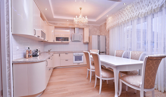 Светлая кухня в Екатеринбурге